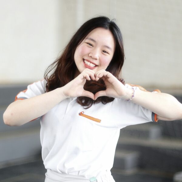 นางสาวกมลฉัตร จรัสโพธิรัตนกุล (แอม)